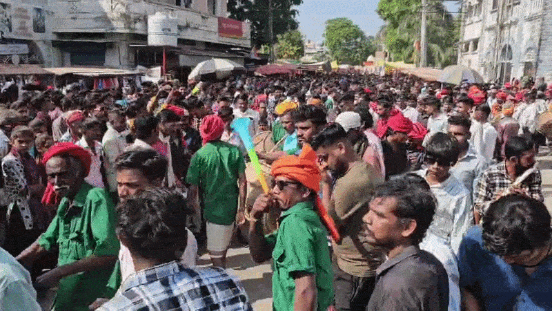 છોટા ઉદેપુરમાં 'ભંગુરિયા મેળા' સાથે હોળીના પર્વનો પ્રારંભ, ઢોલના ધબકારે આદિવાસી સંસ્કૃતિનો અનોખો મહેરામણ 2 - image