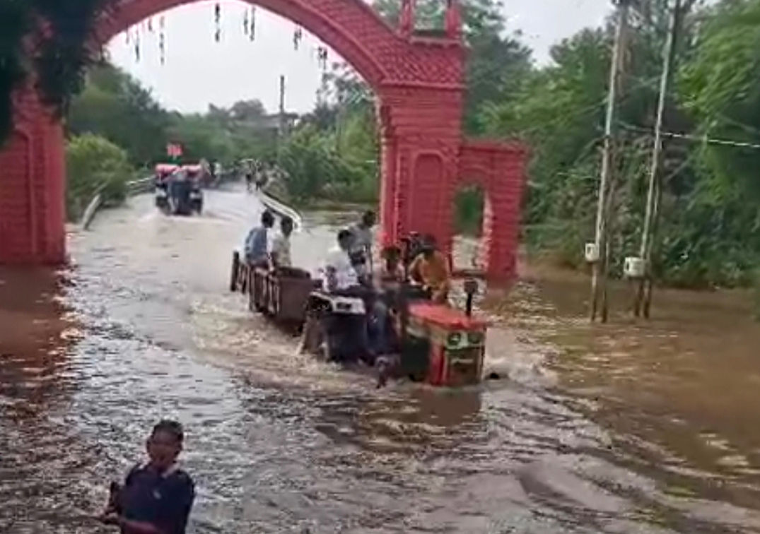 આજવામાંથી પાણી છોડતાં જ પિલોલ ગામમાં લોકડાઉનઃ અભ્યાસ,નોકરી-ધંધા બધાને જ રજા 2 - image