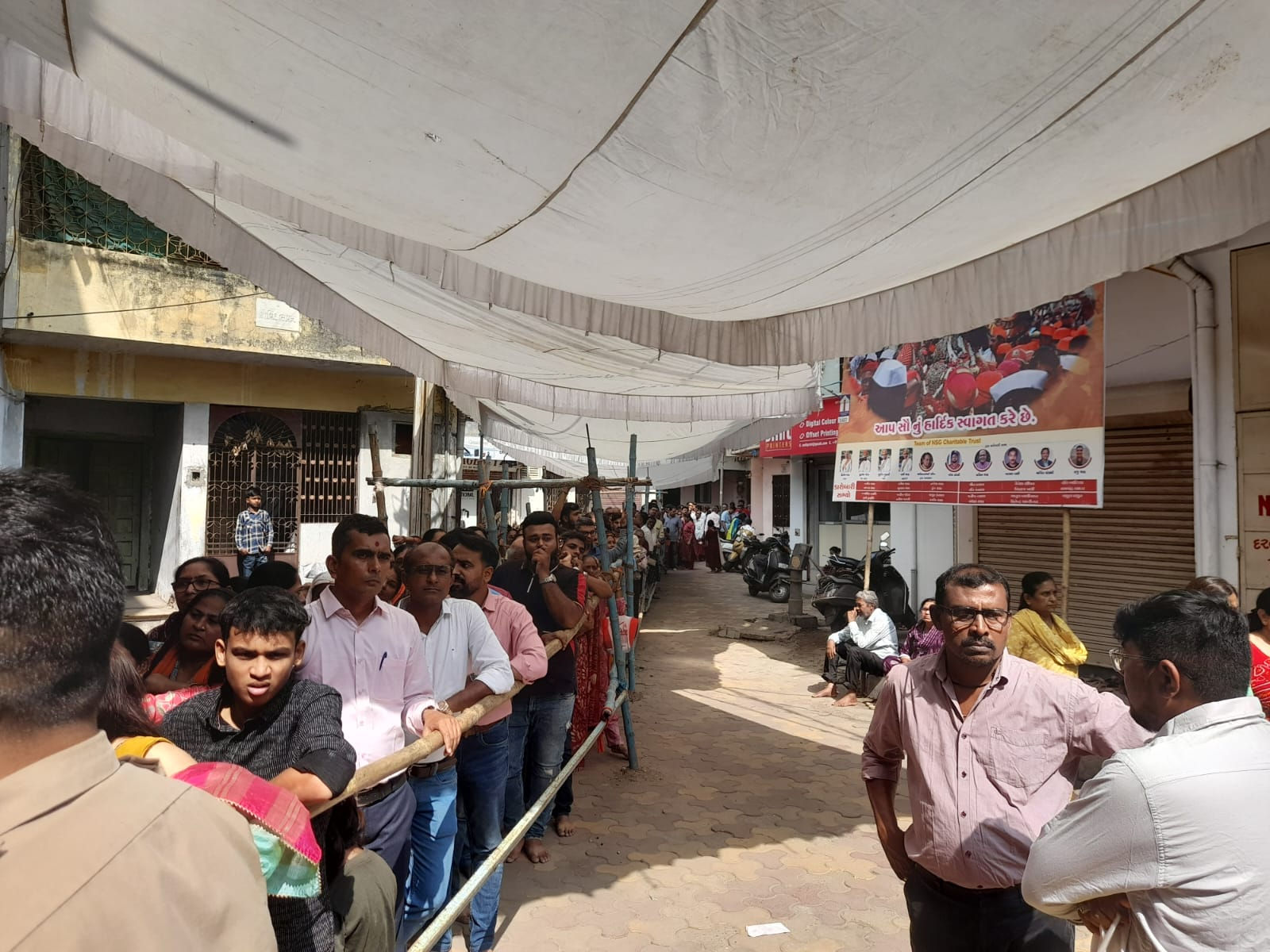 વડોદરા: ભગવાન નરસિંહજીના વરઘોડામાં હજારો ભક્તો જાનૈયા બન્યા, ચાંદલા વિધિ માટે લાગી લાંબી કતાર 4 - image