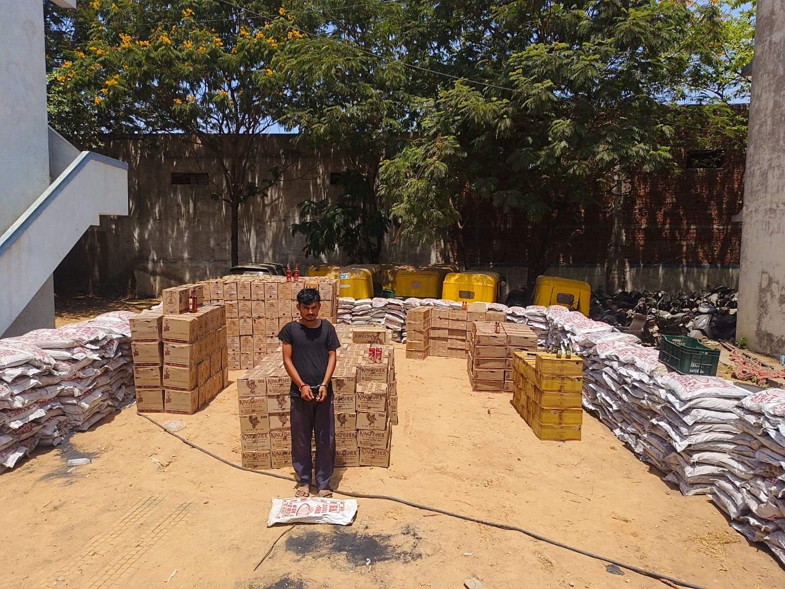 એસપી રીંગ પર રામોલ પાસેથી એક કરોડનો વિદેશી દારૂ ભરેલી ટ્રક ઝડપાઇ 2 - image