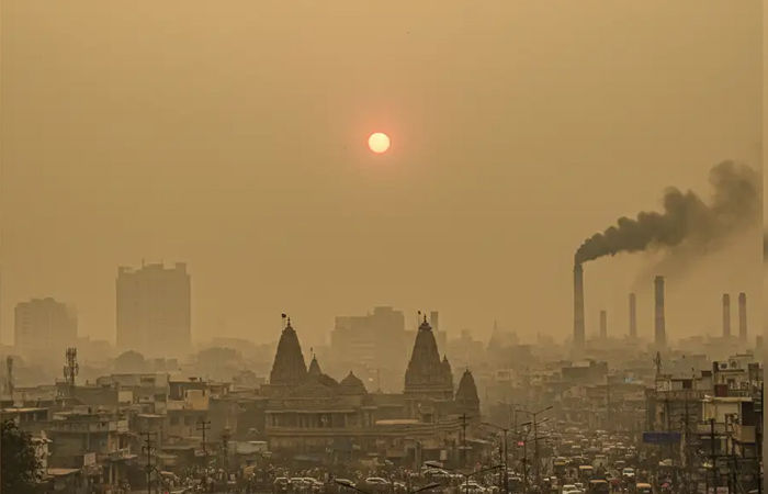 દિવાળીએ દિલ્હી 'ગેસ ચેમ્બર' બન્યું, AQI 400 પાર થતાં શ્વાસ લેવો પણ મુશ્કેલ, કેરળમાં વરસાદ 1 - image