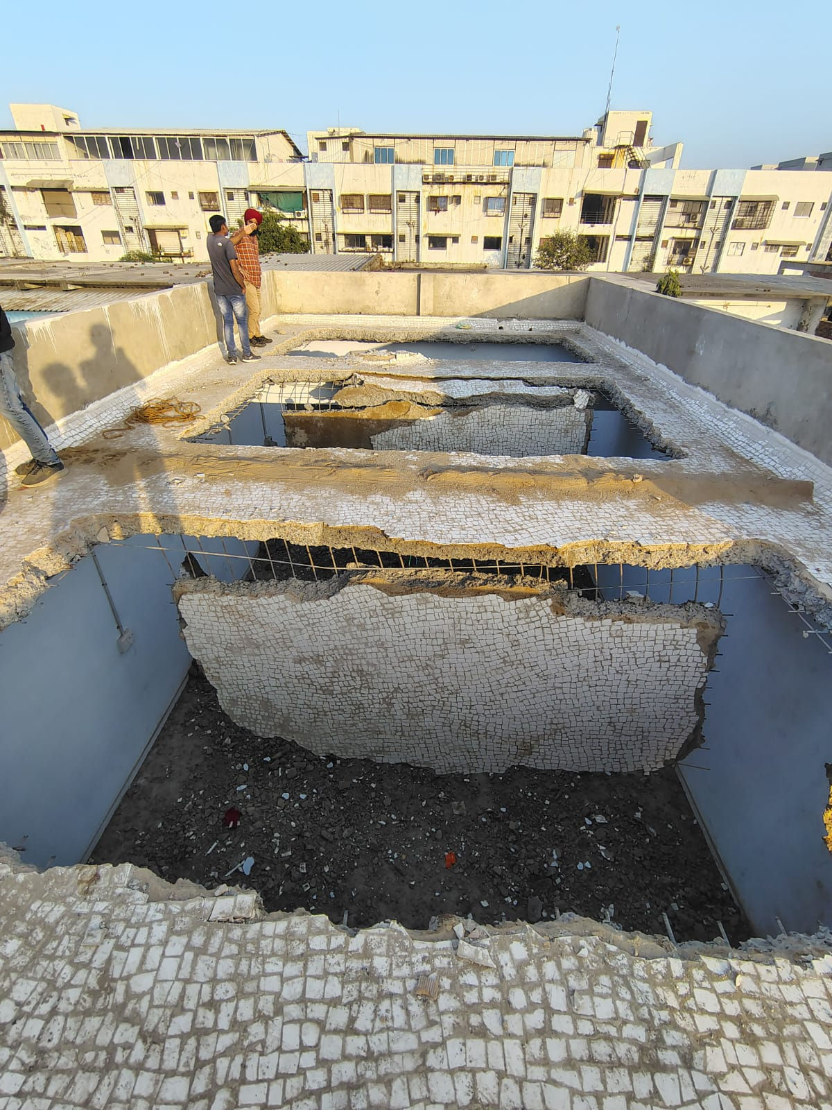 અમદાવાદમાં બુલડોઝર એક્શન: કાલુપુર અને અસારવામાં ગેરકાયદે બાંધકામો જમીનદોસ્ત કરાયા, જાહેર માર્ગો ખુલ્લા થયા 8 - image