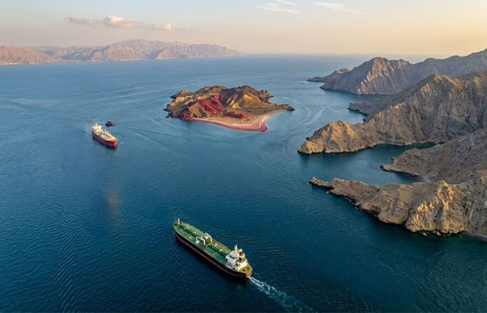 પ્રશ્ન તે છે કે 'સ્ટ્રેઈટ્સ' છે કોની ? : ઈરાન અને અમેરિકા બંને તેના ઉપર પોતાનો દાવો કરી રહ્યા છે 1 - image