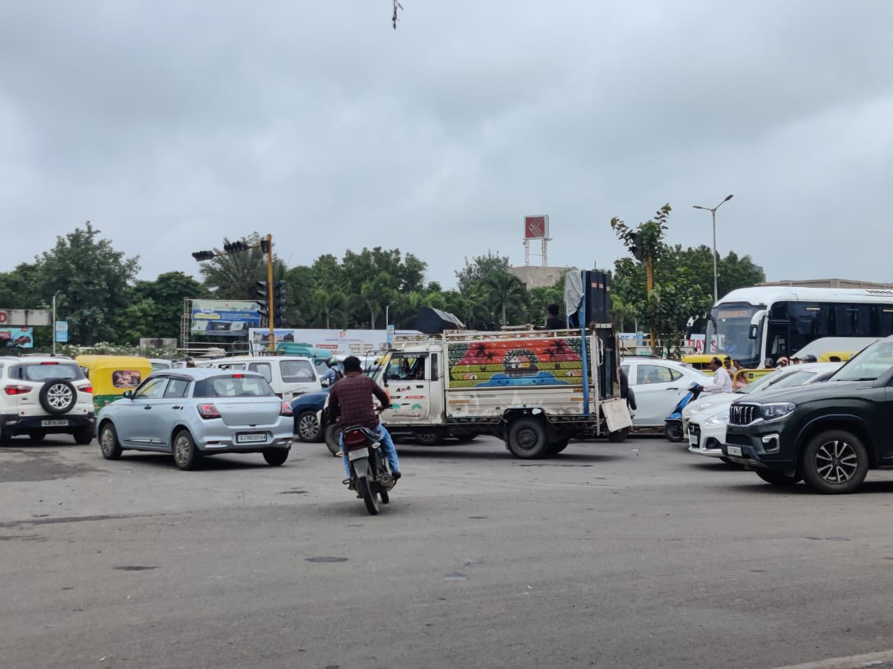 SG Highway પર ફ્લાયઓવરની કામગીરીને લીધે ભારે ટ્રાફિક જામ, તંત્ર VVIPની સેવામાં વ્યસ્ત, પ્રજા ત્રસ્ત 2 - image