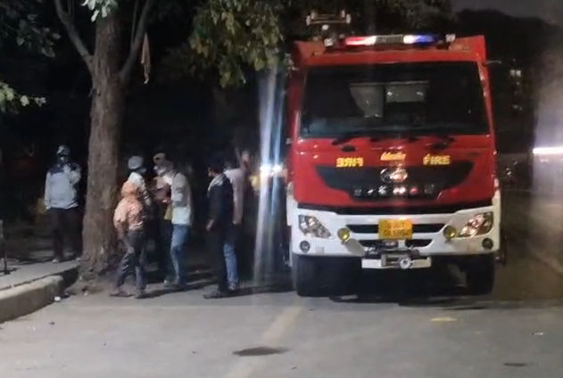 અમદાવાદના સોલામાં ચોંકાવનારી ઘટના: લાવારિસ હાલતમાં 2 ક્લોરિનની બોટલ મળી, લોકોને શ્વાસ લેવામાં તકલીફ 3 - image