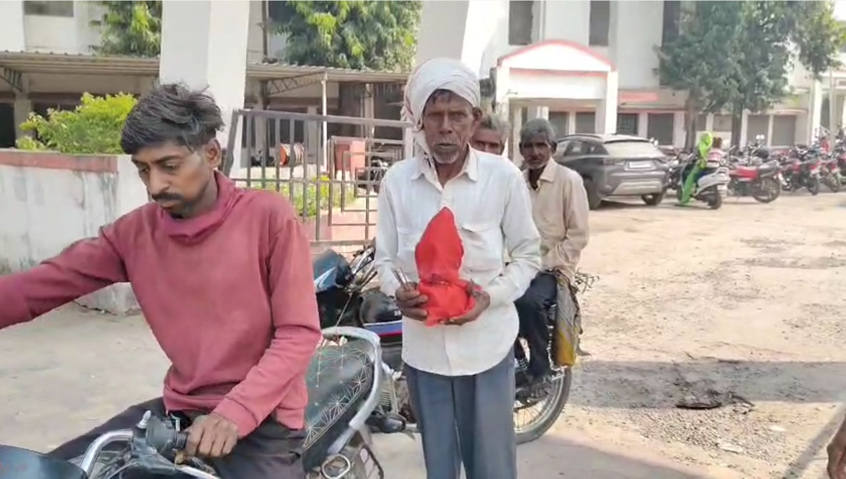 મૃતકના 'આત્મા'ને લેવા પરિવાર તાંત્રિક સાથે સિવિલ હોસ્પિટલ પહોંચ્યો, વિધિનો વીડિયો વાયરલ 2 - image