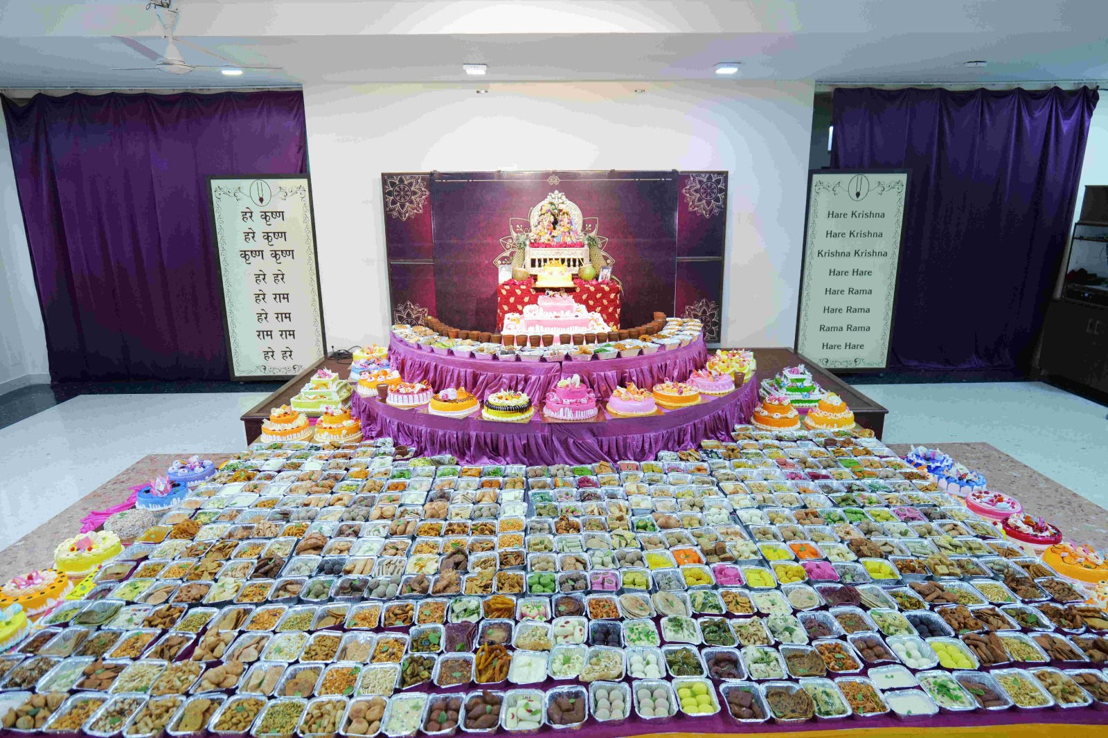 અમદાવાદના હરે કૃષ્ણ મંદિરમાં 'રાધાષ્ટમી'ની ભવ્ય ઉજવણી, ભક્તો શ્રદ્ધાથી ઝૂમી ઉઠ્યા 2 - image