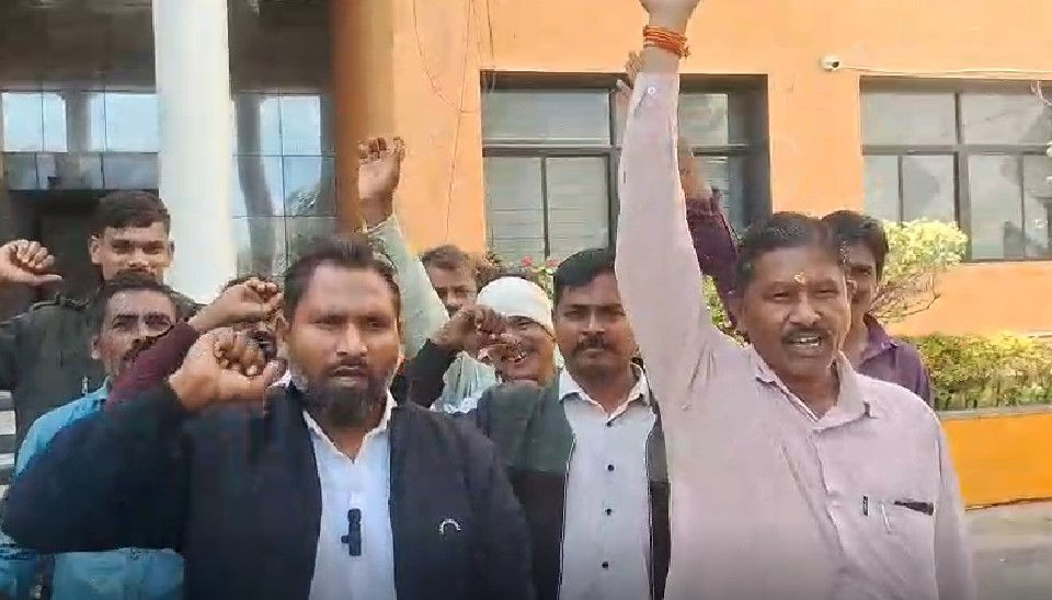 છોટાઉદેપુરના 12 ગામોમાં હજુ ડામરનો પાક્કો રસ્તો નહીં, હજારો લોકો પરેશાન: પૂર્વ સરપંચની તંત્રને રજૂઆત 2 - image