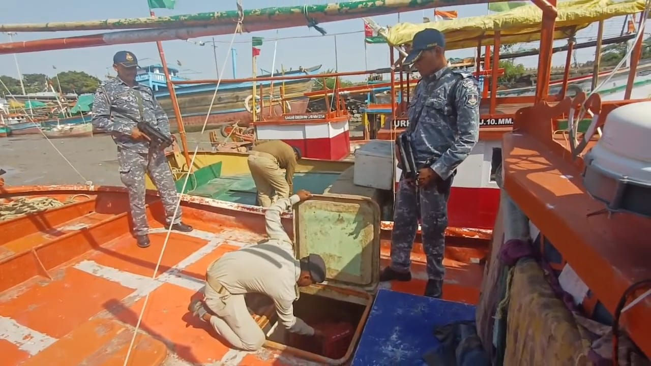 દિલ્હી બ્લાસ્ટ 3ને લઈને જામનગર સહિત હાલાર કિનારે હાઈ એલર્ટ સિસ્ટમ, સઘન ચેકિંગ હાથ ધરવામાં આવ્યું - તસવીર