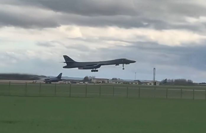 અમેરિકાએ ઈરાન સામેના યુદ્ધમાં ઉતાર્યું સુપરસોનિક બોમ્બર વિમાન, 75000 પાઉન્ડ સુધીનું બોમ્બ લઈ જવામાં સક્ષમ 1 - image