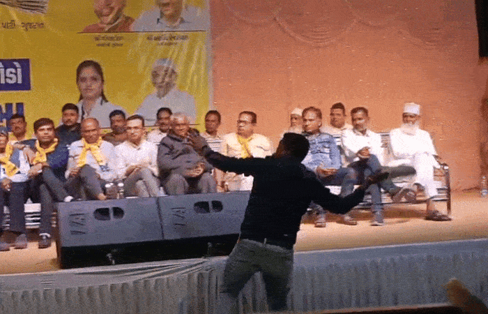 VIDEO: માંડ માંડ બચ્યા ગોપાલ ઈટાલિયા, જામનગરમાં યુવકે વિસાવદરના ધારાસભ્ય પર ફેંક્યું જૂતું 1 - image