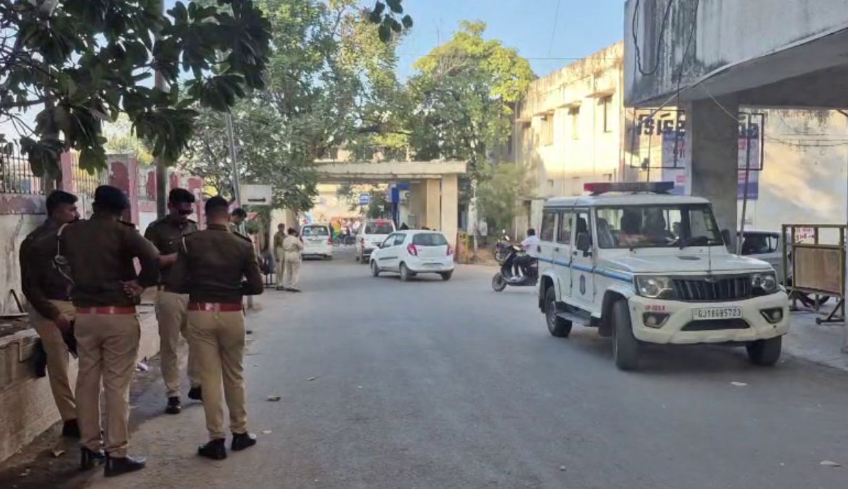 હિંમતનગર કલેકટર કચેરીને બોમ્બથી ઉડાવી દેવાની ધમકી, પોલીસ દોડતી થઈ, વિવિધ કચેરીઓમાં તપાસ 3 - image