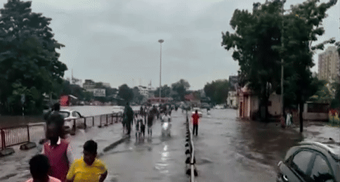 VIDEO: બનાસકાંઠામાં 16 કલાક સુધી પાણીના પ્રવાહમાં મોત સામે લડતો રહ્યો યુવક, ઉદયપુરમાં પણ નદીમાં ફસાયેલા યુવકનું રેસ્ક્યૂ 2 - image
