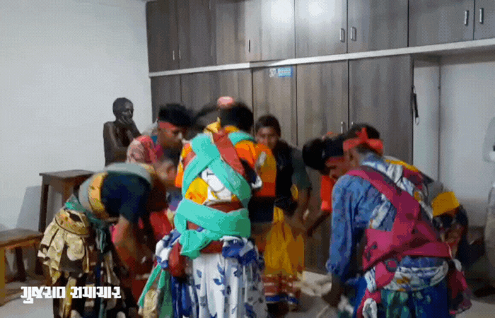 આધુનિક ગરબા વચ્ચે 200 વર્ષ જૂની 'ઘેરૈયા' પરંપરા અકબંધ, જાણો સુરતીઓ આદિવાસી રાસને કેમ ગણે છે શુકનિયાળ 2 - image