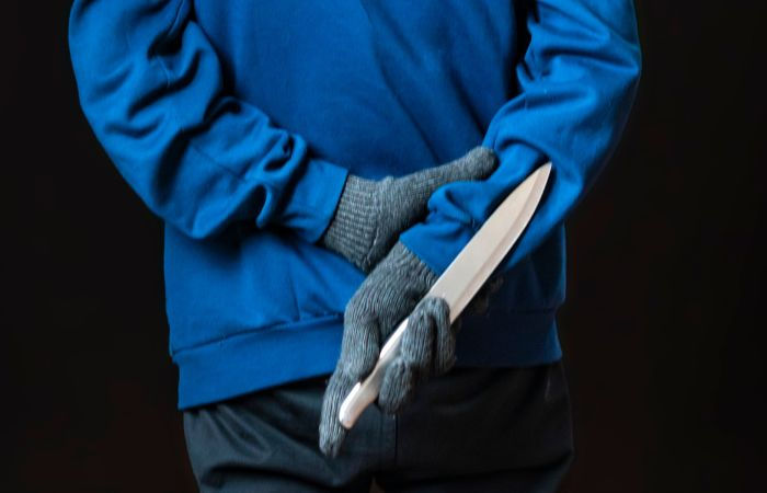 Ahmedabad businessman robbed of ₹5 lakhs at knifepoint