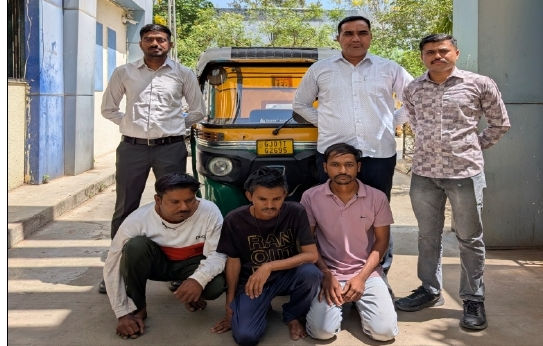 રીક્ષા પરના 'પોલીસ સ્ટીકર' ગેંગ માટે કાળ બન્યા, દાગીના ચોરતી કુખ્યાત ટોળકીના ૩ સાગરિતો જેલભેગા 1 - image