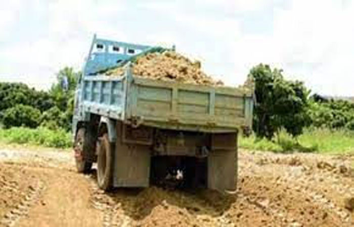 વડોદરાના તાંદલજામાં બેફામ ગતિએ દોડતા માટી ભરેલા ડમ્પરોને લોક ટોળાએ રોકી વિરોધ કર્યો 1 - image