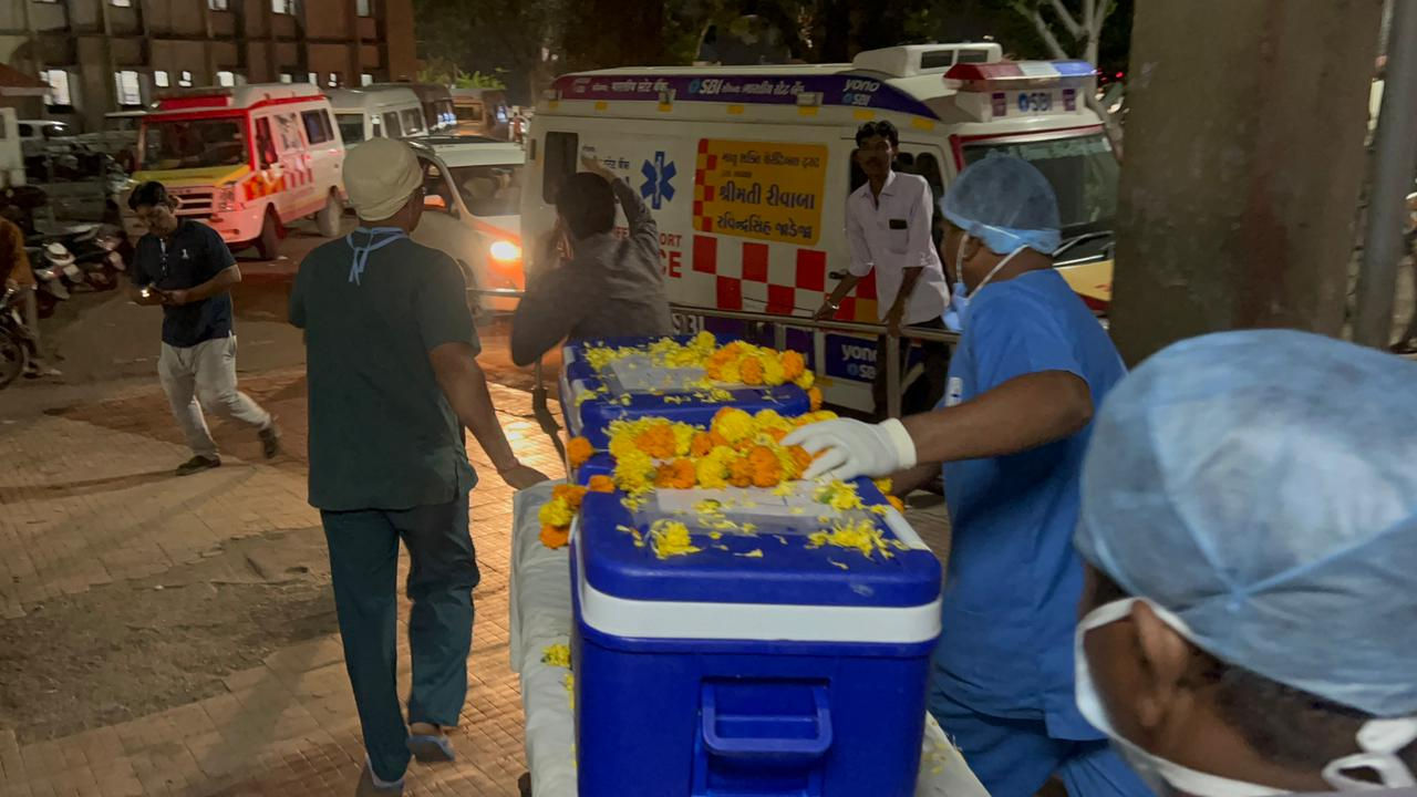 જામનગરના બ્રેઈનડેડ યુવકના અંગોને વિમાન માર્ગે સ્પેશિયલ કોરિડોરથી અમદાવાદ મોકલાયા 3 - image