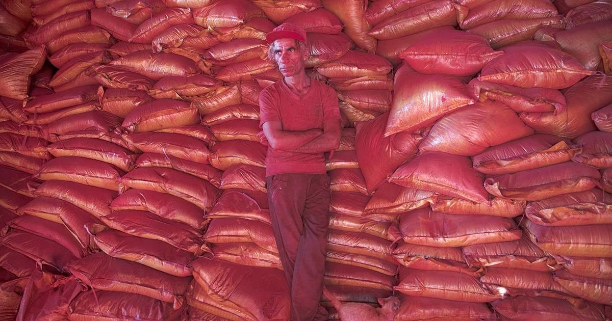 ઇરાનનો અનોખો હોર્મુઝ ટાપુ, પહાડની લાલ માટી દાળ-ચાવલમાં મસાલા તરીકે વપરાય છે 2 - image