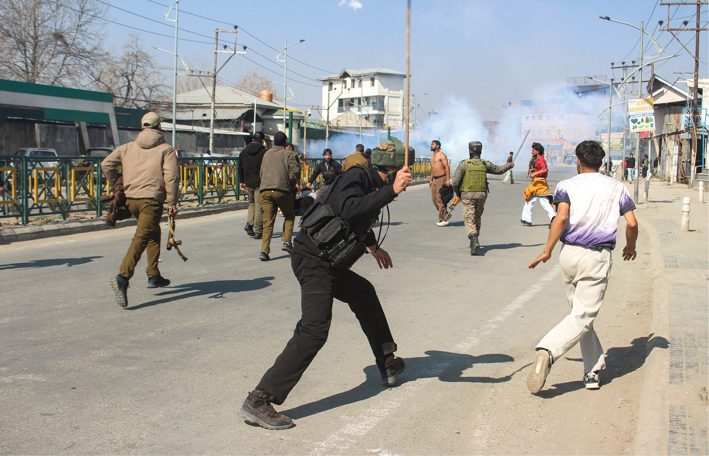ખામેનેઈના મોત મુદ્દે જમ્મુ-કાશ્મીરમાં હિંસક દેખાવો, ટોળાને વિખેરવા લાઠીચાર્જ, ટિયર ગેસના શેલ છોડ્યા 4 - image