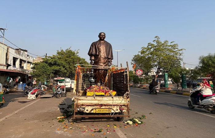 વડોદરાના પૂર્વ વિભાગના કિશનવાડી ચાર રસ્તા પર સરદાર વલ્લભભાઈની પ્રતિમાને ટેમ્પોમાં રઝળતી મૂકી દેવાતા રોષ 1 - image
