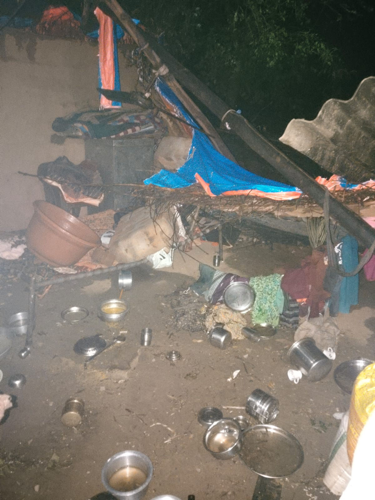 પંચમહાલ: શહેરામાં મિનિ વાવાઝોડાએ મચાવી તબાહી, દીવાલ ધરાશાયી થતા દાદી-પૌત્રના કરુણ મોત 2 - image