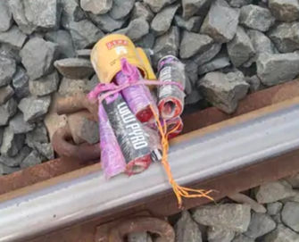 વડોદરામાં સ્કૂલ-કોર્ટ બાદ હવે રેલવે તંત્ર દોડતું થયુંઃ અનગઢના રેલવે ટ્રેક પરથી વિસ્ફોટક મળતાં દોડધામ 1 - image