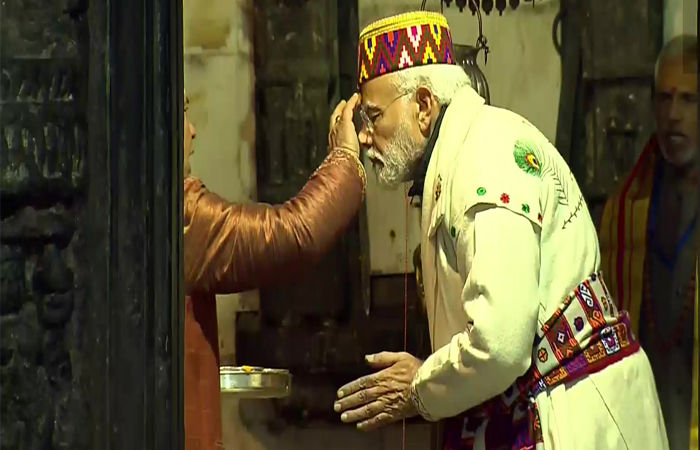 PM મોદીએ 'ચોલા ડોરા' ડ્રેસ પહેરી કેદારનાથ મંદિરમાં કરી પૂજા 1 - image