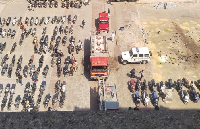 અમદાવાદમાં મેટ્રોપોલિટન કોર્ટને બોમ્બથી ઉડાવી દેવાની ધમકી, આખું બિલ્ડિંગ ખાલી કરાવી તપાસ શરૂ 2 - image