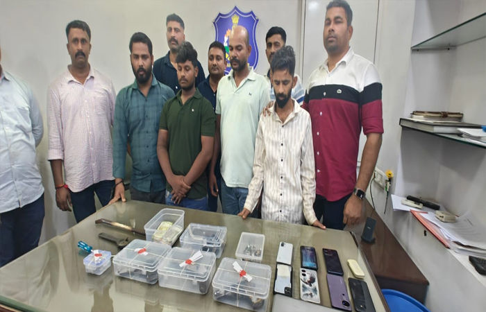 વાપીના જવેલર્સના શોરૂમમાં લૂંટ કરવાનો પ્લાન બનાવનારી ગેંગના ચાર સાગરિત પકડાયા 2 - image