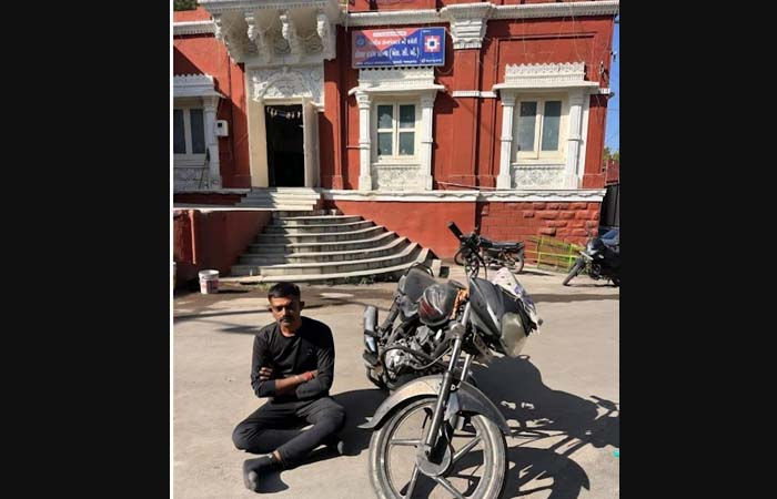 જામનગરમાં મહિલા કોલેજ રોડ પરથી બાઈકની ચોરી કરનાર તસ્કર એલ.સી.બી ના હાથે ઝડપાયો 1 - image