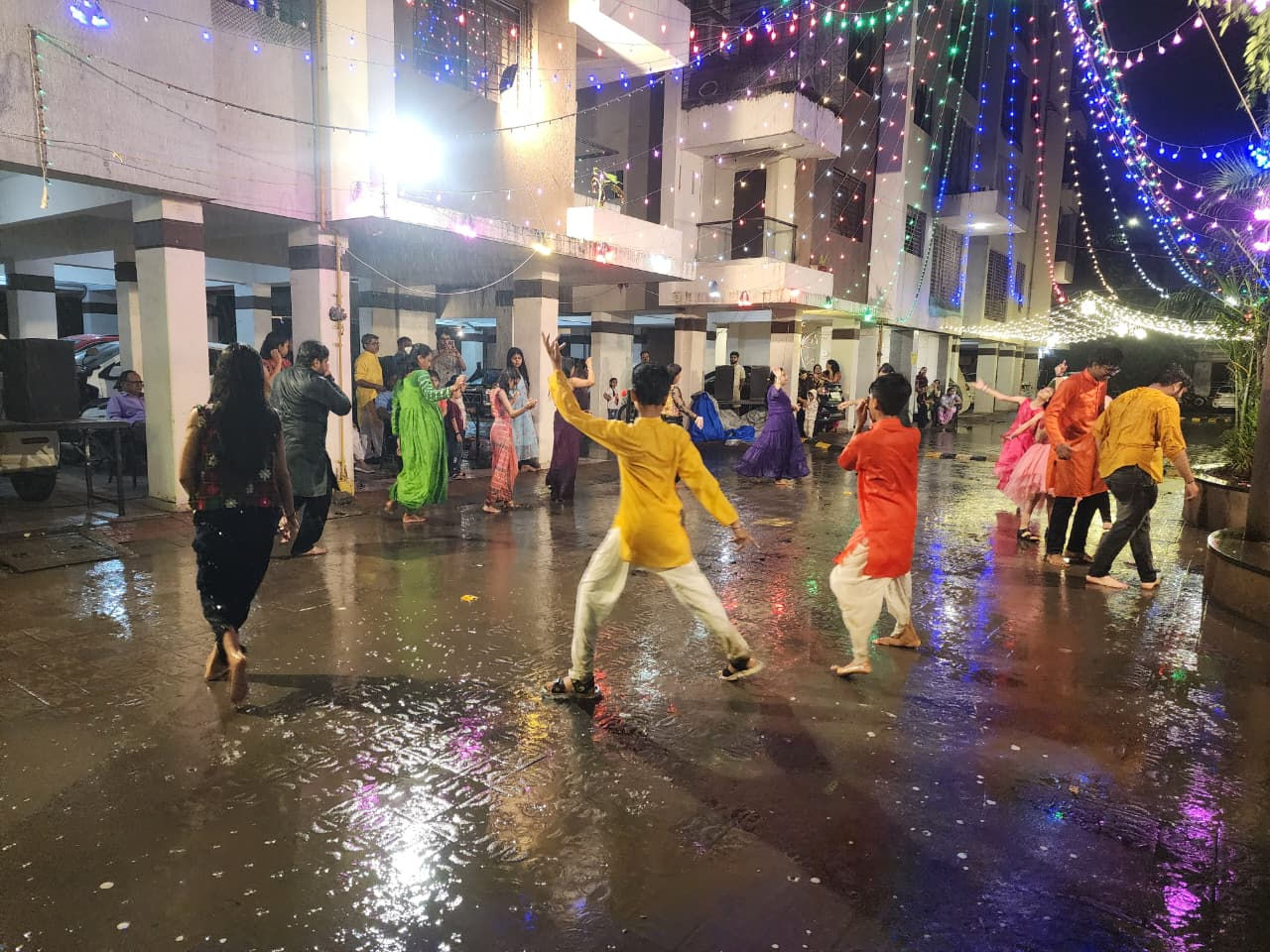 મન મોર બની થનગાટ કરે... મેઘરાજા પણ સુરતી ખેલૈયાઓને રોકી ન શક્યા, ચાલુ વરસાદમાં ગરબાની રમઝટ 3 - image