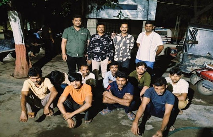 જામનગર શહેર અને દરેડ વિસ્તારમાં જુગાર અંગે 3 સ્થળે દરોડા : 18 આરોપીઓની અટકાયત 1 - image