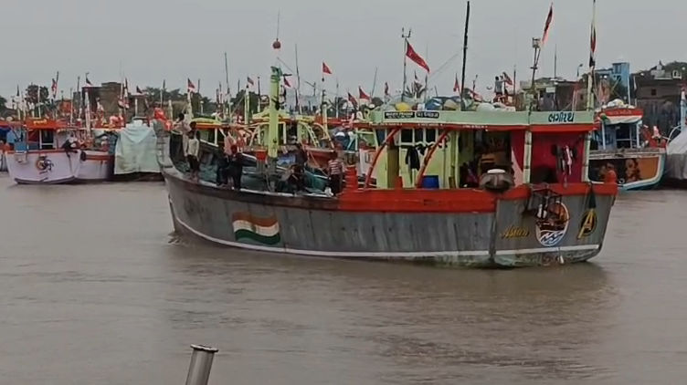 જાફરાબાદથી 15 નોટિકલ માઈલ દૂર દરિયામાં એક ખલાસી ગુમ, પરિવારે મરીન પોલીસ-પીપાવાવ કોસ્ટ ગાર્ડને કરી જાણ 2 - image