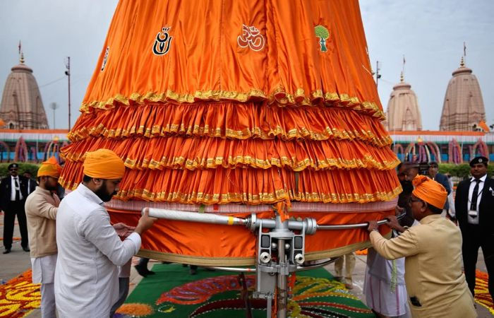 Photos: અયોધ્યાના શ્રીરામ મંદિરની ધ્વજાના પ્રથમ દર્શન, સોનાથી મઢેલો છે ધ્વજદંડ 1 - image