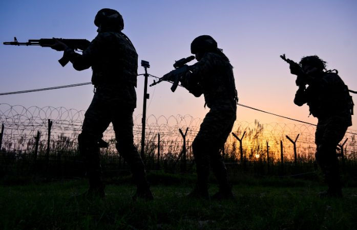 ઓપરેશન ત્રિશૂળ: સરહદ નજીક ભારતીય સેનાના સૈન્ય અભ્યાસથી પાકિસ્તાનમાં હડકંપ, સેના ઍલર્ટ પર 1 - image