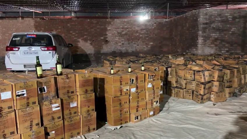 હેલ્મેટના બોક્સની આડમાં લઇ જવાતો ૬૪ લાખનો વિદેશી દારૂ  જપ્ત કરાયો 2 - image