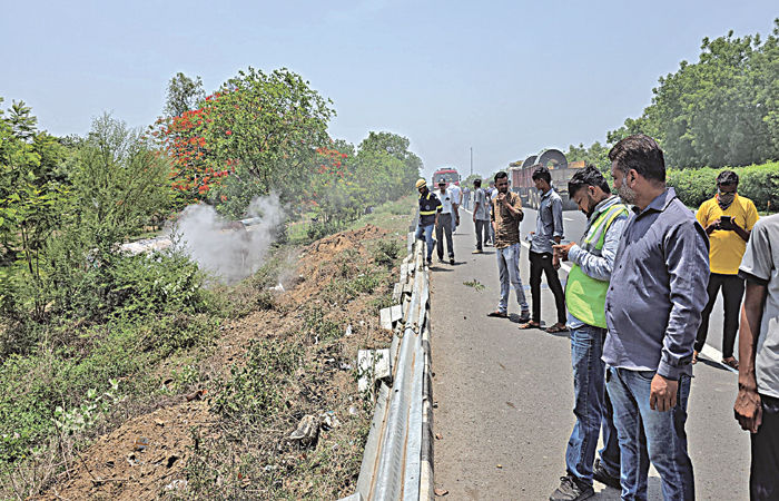 અમદાવાદ- વડોદરા એક્સપ્રેસવે પર કેમિકલ ભરેલું ટેન્કર પલટી જતા દોડધામ 1 - image