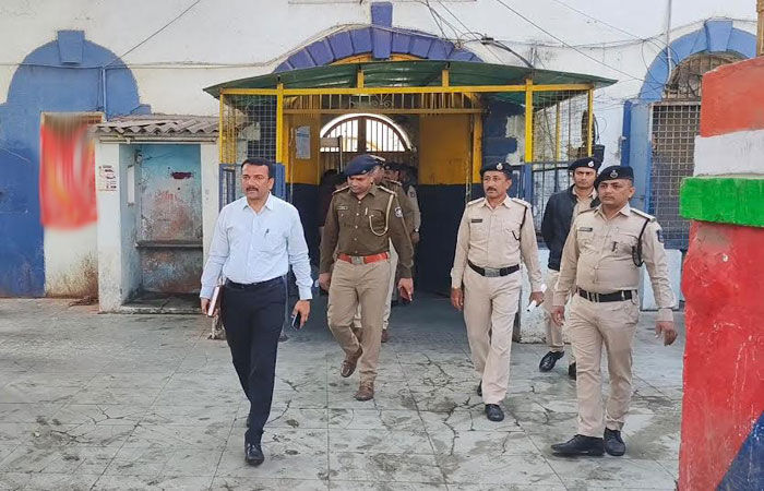 સુરેન્દ્રનગર સબ જેલમાં કેદીઓ વચ્ચે હિંસક અથડામણ, ત્રણ કેદીઓ લોહીલુહાણ, હોસ્પિટલ પોલીસ છાવણીમાં ફેરવાઈ 2 - image