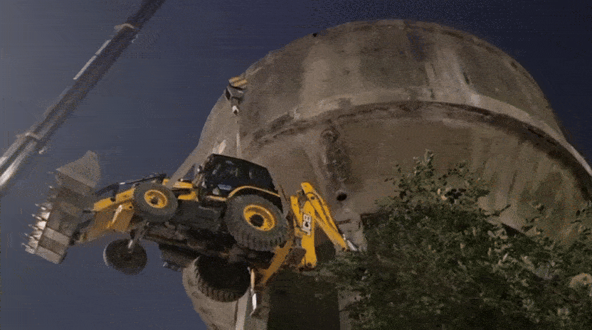 AI નહીં અસલી છે! અમદાવાદમાં પાણીની ટાંકી પર JCB જોઈ લોકો અવાચક, એન્જિનિયરિંગ 'જુગાડ' કે સ્માર્ટ વર્ક? 3 - image