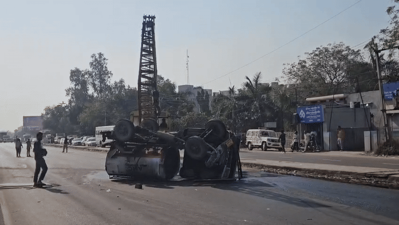 બાવળા-સરખેજ રોડ પર ડીઝલનું ટેન્કર પલટતા રસ્તા પર ફેલાયું પ્રવાહી,મોટી દુર્ઘટના ટળી, ફોર્મની મદદથી રસ્તો સાફ કરાયો 2 - image