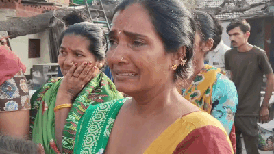 દાયકાઓ જૂના આશ્રયસ્થાનો છીનવાતા લોકો ચોધાર આંસુએ રડ્યા, રાજકોટમાં મેગા ડિમોલિશન વચ્ચે ભાવુક દૃશ્યો 4 - image