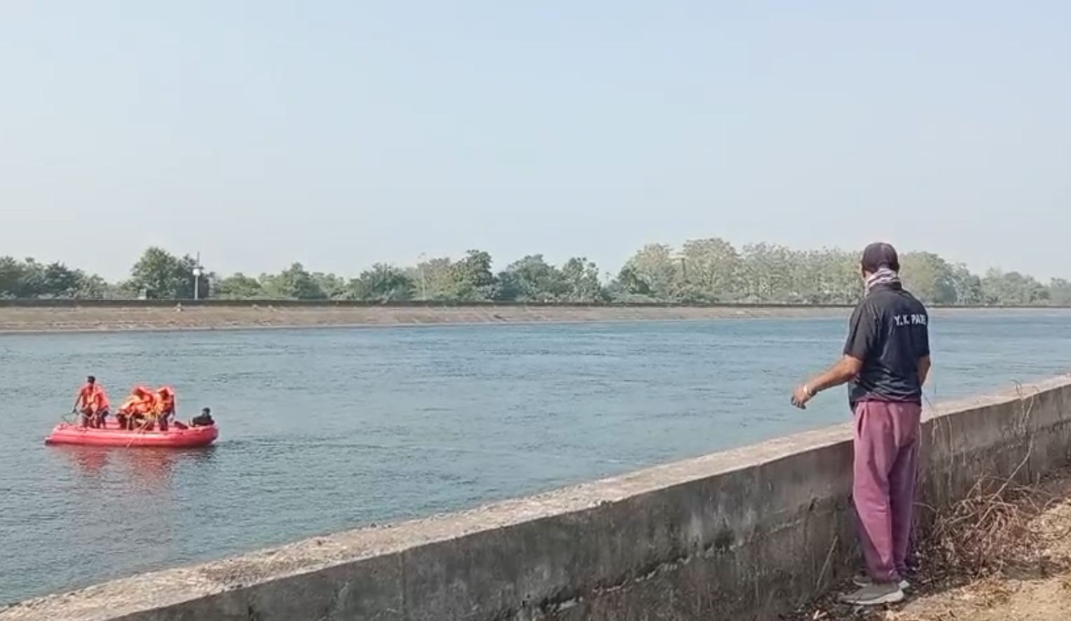 પાવાગઢથી પરત ફરતા વડોદરાના બે શિક્ષકો નર્મદા કેનાલમાં ડૂબ્યા, એકને બચાવવા જતાં બંને તણાયા 2 - image