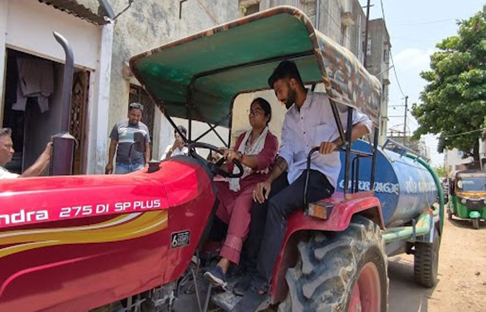 આજવા સરોવરની સપાટી 206 ફૂટ પર પહોંચતા પૂર્વ વિસ્તારમાં પાણીનો કકળાટ : કોંગ્રેસ કોર્પોરેટર પાણીનું ટેન્કર લઈને પહોંચ્યા 1 - image