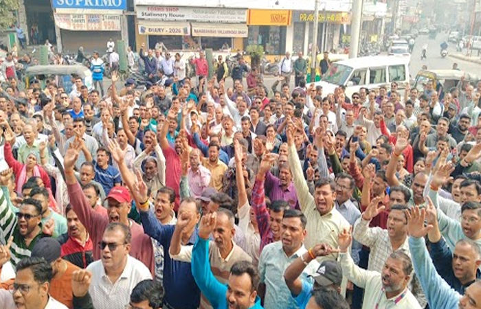 વડોદરા: દેશ વ્યાપી હડતાલમાં શહેરની બેન્કોના કર્મીઓ જોડાયા: કરોડોનું ક્લિયરન્સ અટક્યું : દેખાવો 1 - image