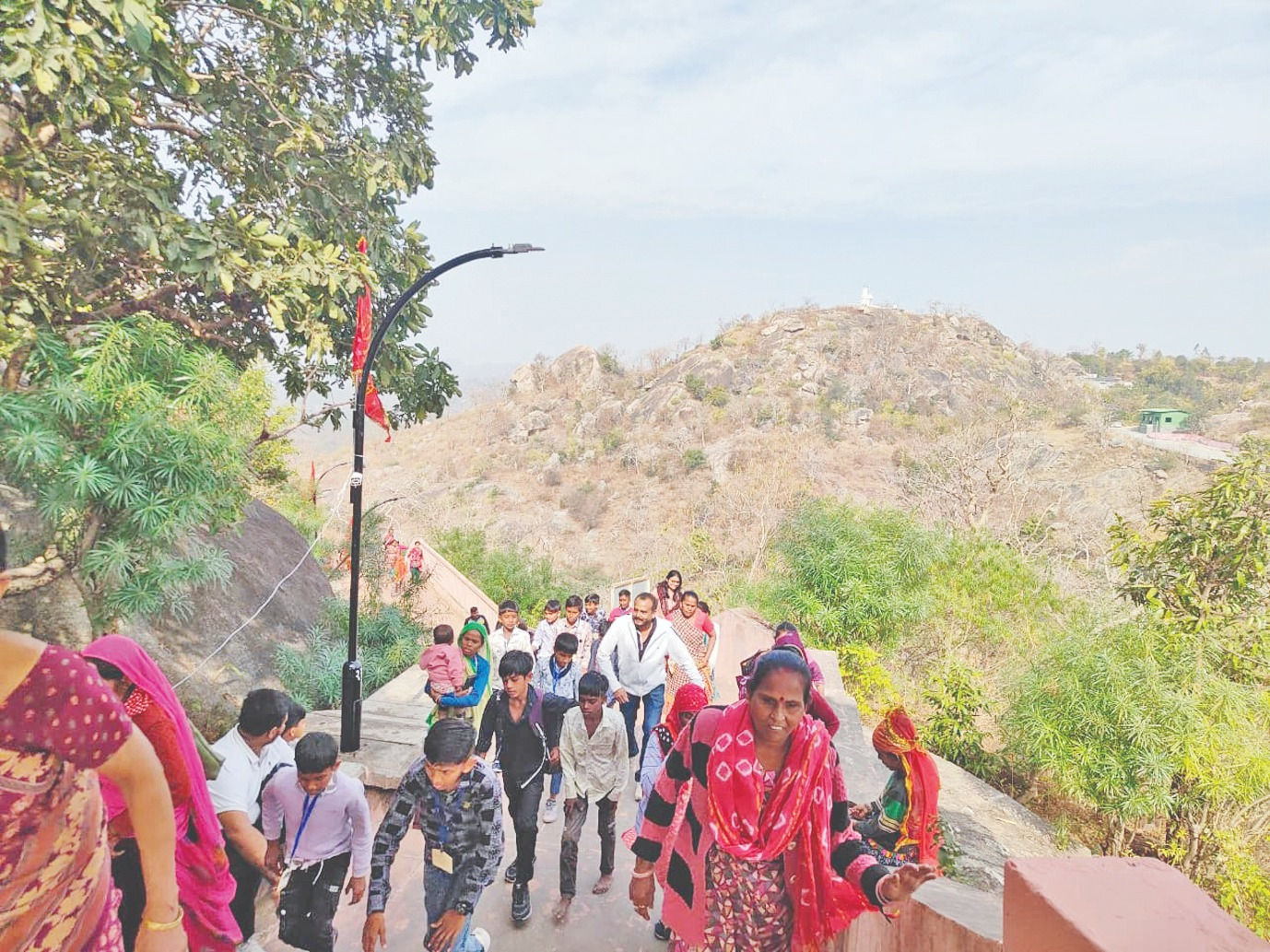 અંબાજીમાં 51 શક્તિપીઠ પરિક્રમા મહોત્સવ: પહેલા દિવસે 1 લાખથી વધુ માઈભક્તો ઉમટ્યા 5 - image