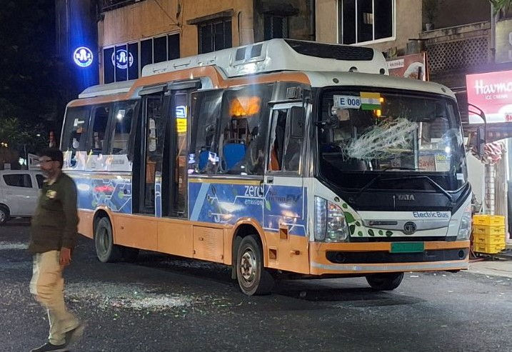 અમદાવાદ: નારણપુરામાં રાહદારીના પગ પર  BRTS બસનું ટાયર ફરી વળતાં બસમાં તોડફોડ, 2 સામે ફરિયાદ 3 - image