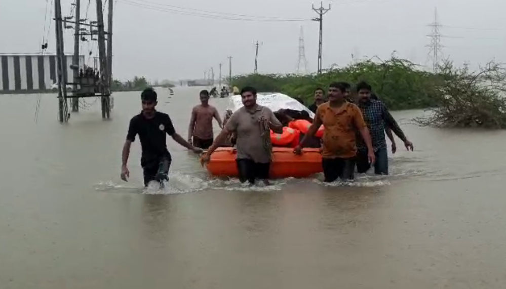 દ્વારકાના ભોગાત ગામ નજીક બિલ્ડિંગની ચોતરફ પાણી જ પાણી... 17 જણા ફસાયા, બોટમાં કરાયું રેસ્ક્યૂ 2 - image