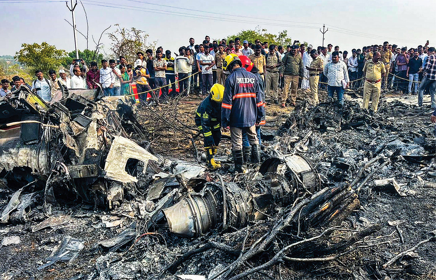 વિદ્યા પ્રતિષ્ઠાનના મેદાનમાં ઉમટી જનમેદની : ‘દાદા’ના અંતિમ દર્શન કરતા સમર્થકોની આંખો ભીની 5 - image