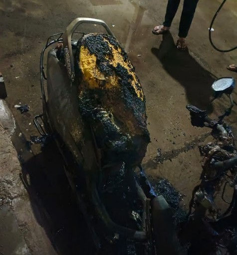 જામનગરની સીદી બાદશાહ જમાતનો વિવાદ ઉગ્ર બન્યો, હોદ્દેદારના મોપેડને સળગાવી નાંખ્યું, નોંધાઈ ફરિયાદ 2 - image